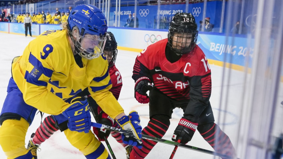 Why is Mélodie Daoust not playing for Canada at the 2022 IIHF